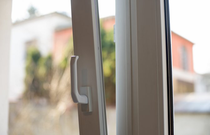 Sollte man das Fenster gekippt lassen?<span class='image-autor'>Foto: Vitaliy Hrabar / shutterstock.com</span>