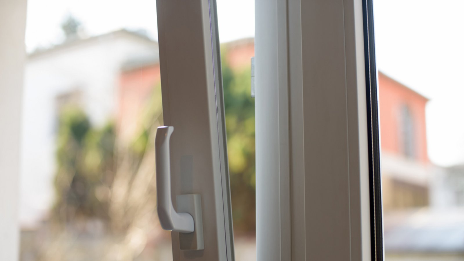 Sollte man das Fenster gekippt lassen?Foto: Vitaliy Hrabar / shutterstock.com