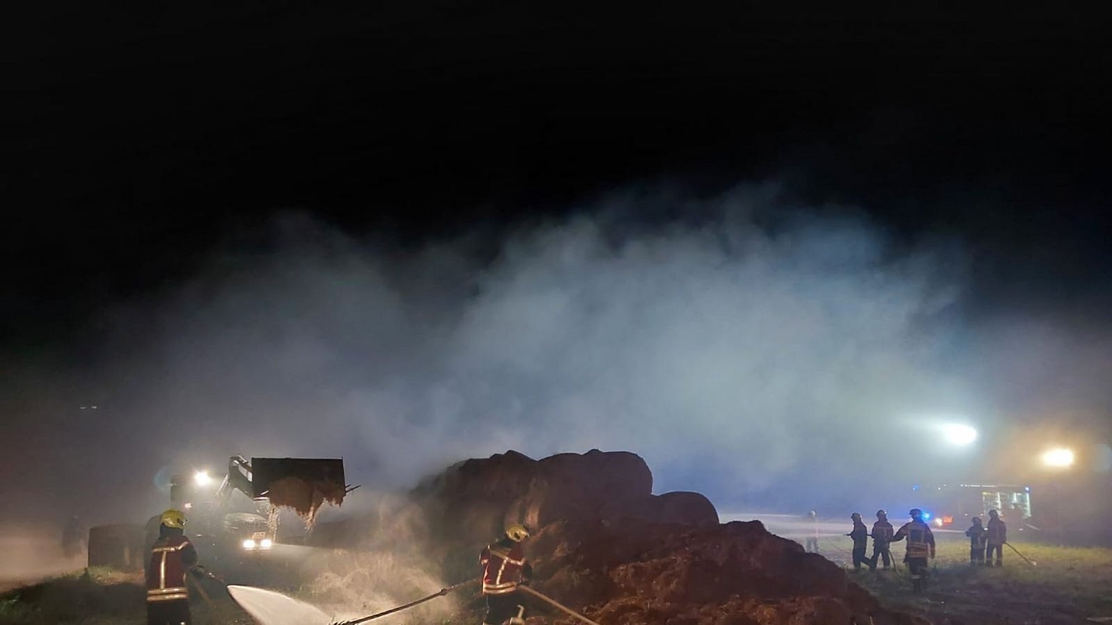Angesichts des Ausmaßes des Brandes musste die Feuerwehr Verstärkung rufen.Foto: IMAGO/NurPhoto/IMAGO/Aashish Kiphayet
