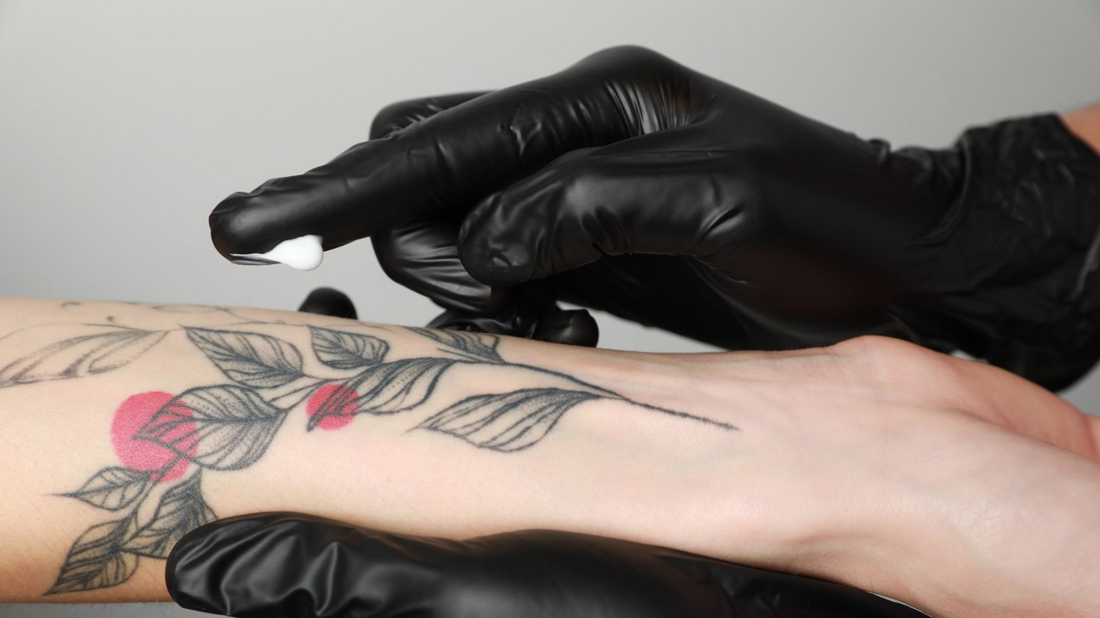 Mit der richtigen Pflege bekommen Sie ein strahlendes Tattoo-Ergebnis.Foto: New Africa / shutterstock.com Mit der richtigen Pflege bekommen Sie ein strahlendes Tattoo-Ergebnis.Foto: New Africa / shutterstock.com