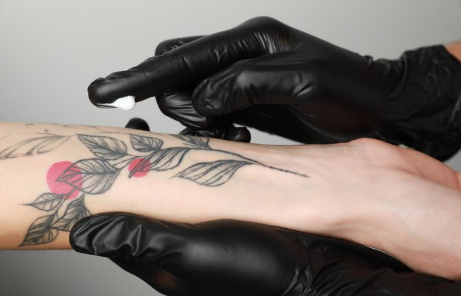 Mit der richtigen Pflege bekommen Sie ein strahlendes Tattoo-Ergebnis.<span class='image-autor'>Foto: New Africa / shutterstock.com</span>