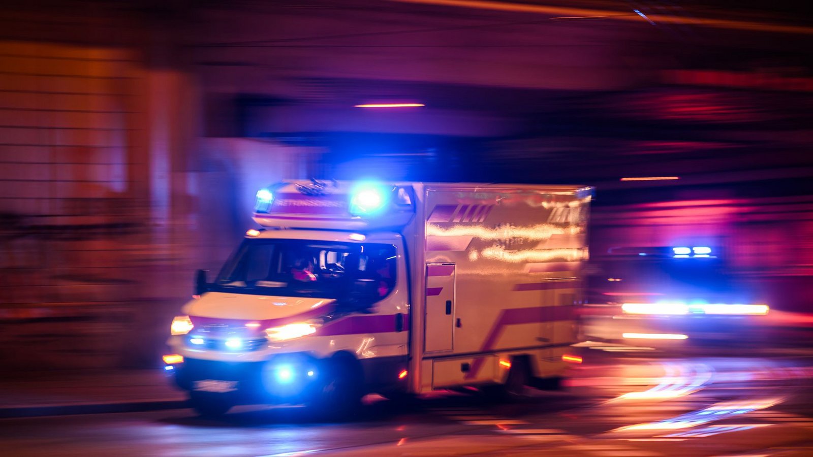 Der Rettungsdienst war mit zahlreichen Rettungskräften im Einsatz. (Symbolbild)Foto: dpa/Robert Michael