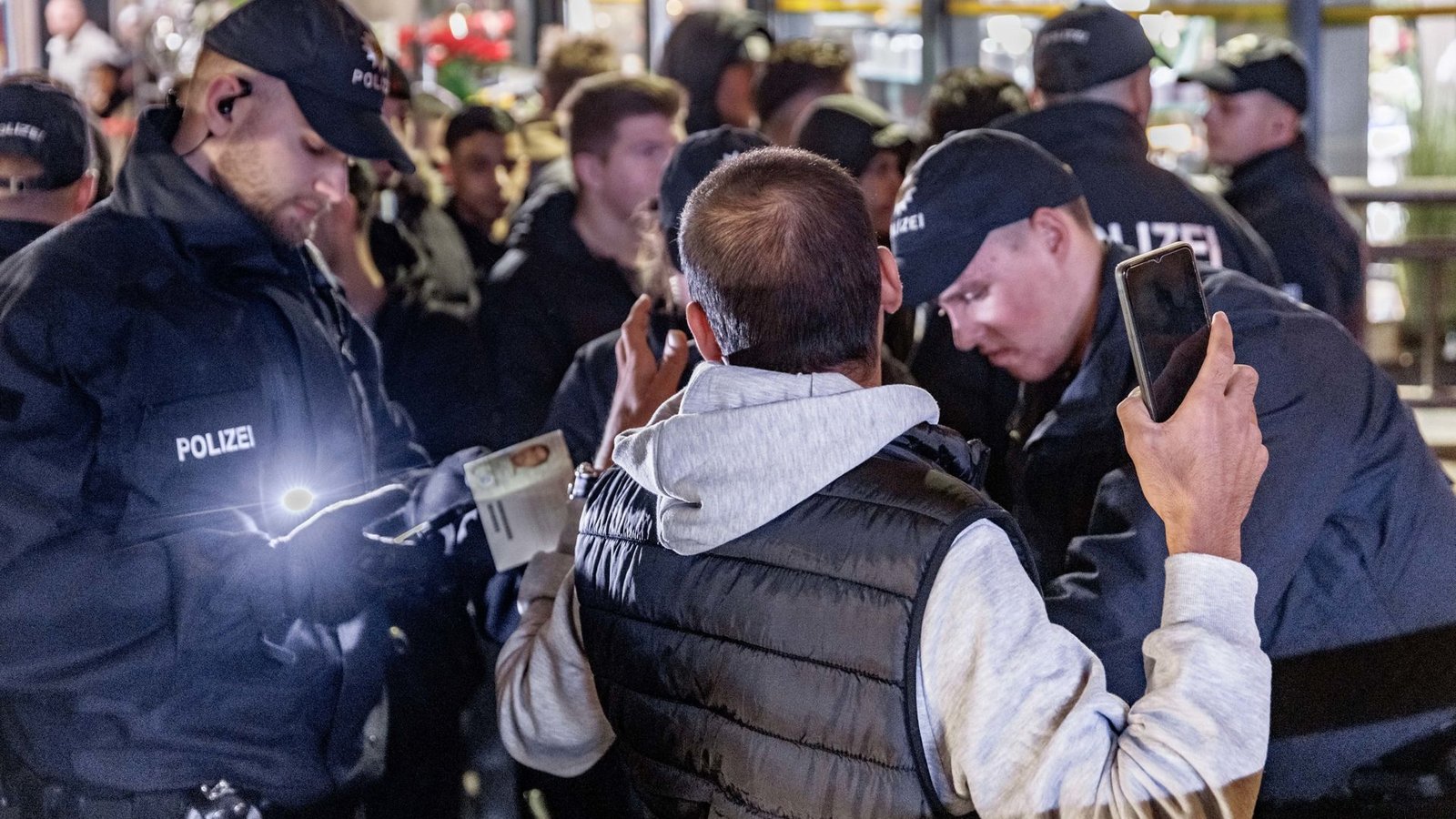 Wer von der Polizei kontrolliert wird, kann sich künftig eine Kontrollquittung ausstellen lassen.Foto: dpa/Markus Scholz Wer von der Polizei kontrolliert wird, kann sich künftig eine Kontrollquittung ausstellen lassen.Foto: dpa/Markus Scholz