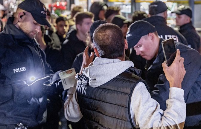 Wer von der Polizei kontrolliert wird, kann sich künftig eine Kontrollquittung ausstellen lassen.<span class='image-autor'>Foto: dpa/Markus Scholz</span>