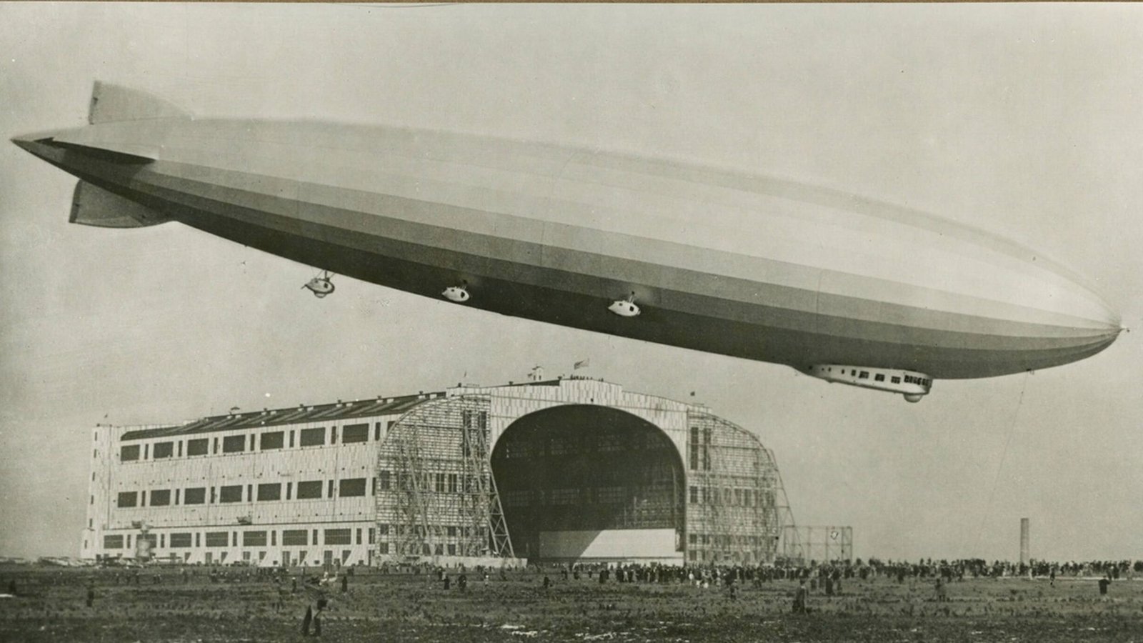 Der Zeppelin LZ126 landet am 15. Oktober 1914 in Lakehurst.Foto: imago/piemags Der Zeppelin LZ126 landet am 15. Oktober 1914 in Lakehurst.Foto: imago/piemags