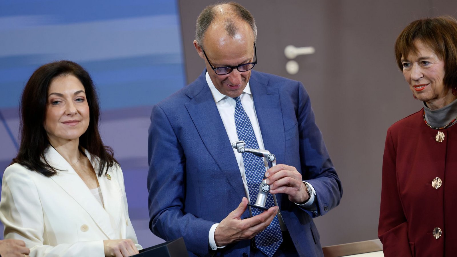 Sehen die Versorgung gesichert - Bundeskanzler Friedrich Merz und seine Wirtschaftsministerin Katherina Reiche.Foto: Michael Matthey/dpa