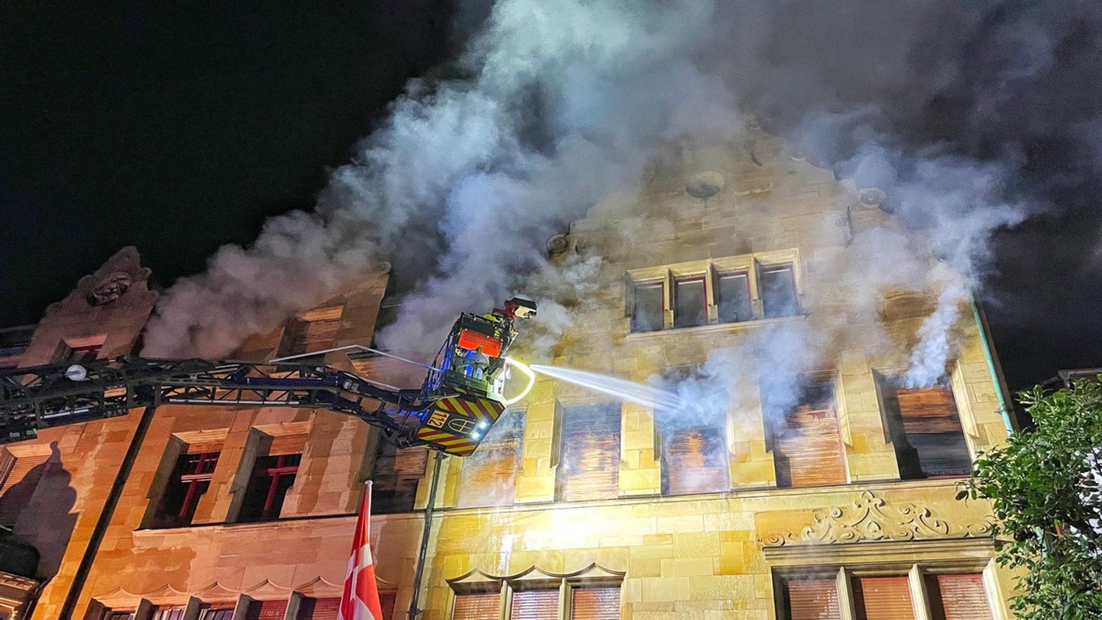 Nur von außen kann der Brand gelöscht werden.Foto: Stadt Konstanz/Feuerwehr Nur von außen kann der Brand gelöscht werden.Foto: Stadt Konstanz/Feuerwehr