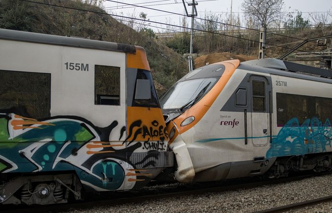 Zwei Züge im Bahnhof Montcada i Reixac: Beim Zusammenprall von zwei Vorortbahnen in  Barcelona sind rund 150 Passagiere verletzt worden.<span class='image-autor'>Foto: Lorena Sopêna/EUROPA PRESS/dpa</span>
