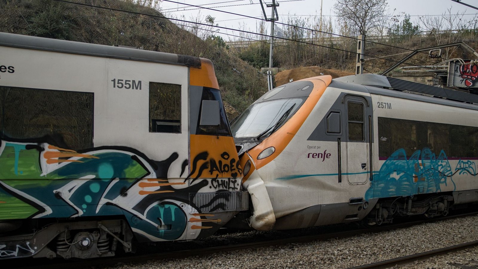 Zwei Züge im Bahnhof Montcada i Reixac: Beim Zusammenprall von zwei Vorortbahnen in  Barcelona sind rund 150 Passagiere verletzt worden.Foto: Lorena Sopêna/EUROPA PRESS/dpa