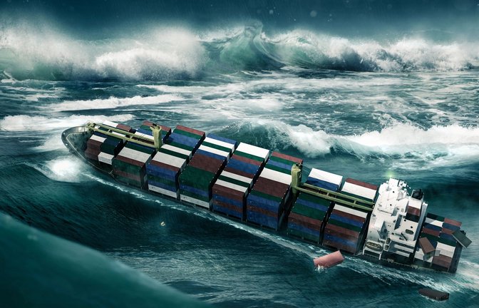 Ein Containerschiff wird in einem Sturm von einer Riesenwelle getroffen (Simulation).<span class='image-autor'>Foto: Imago/Depositphotos</span>