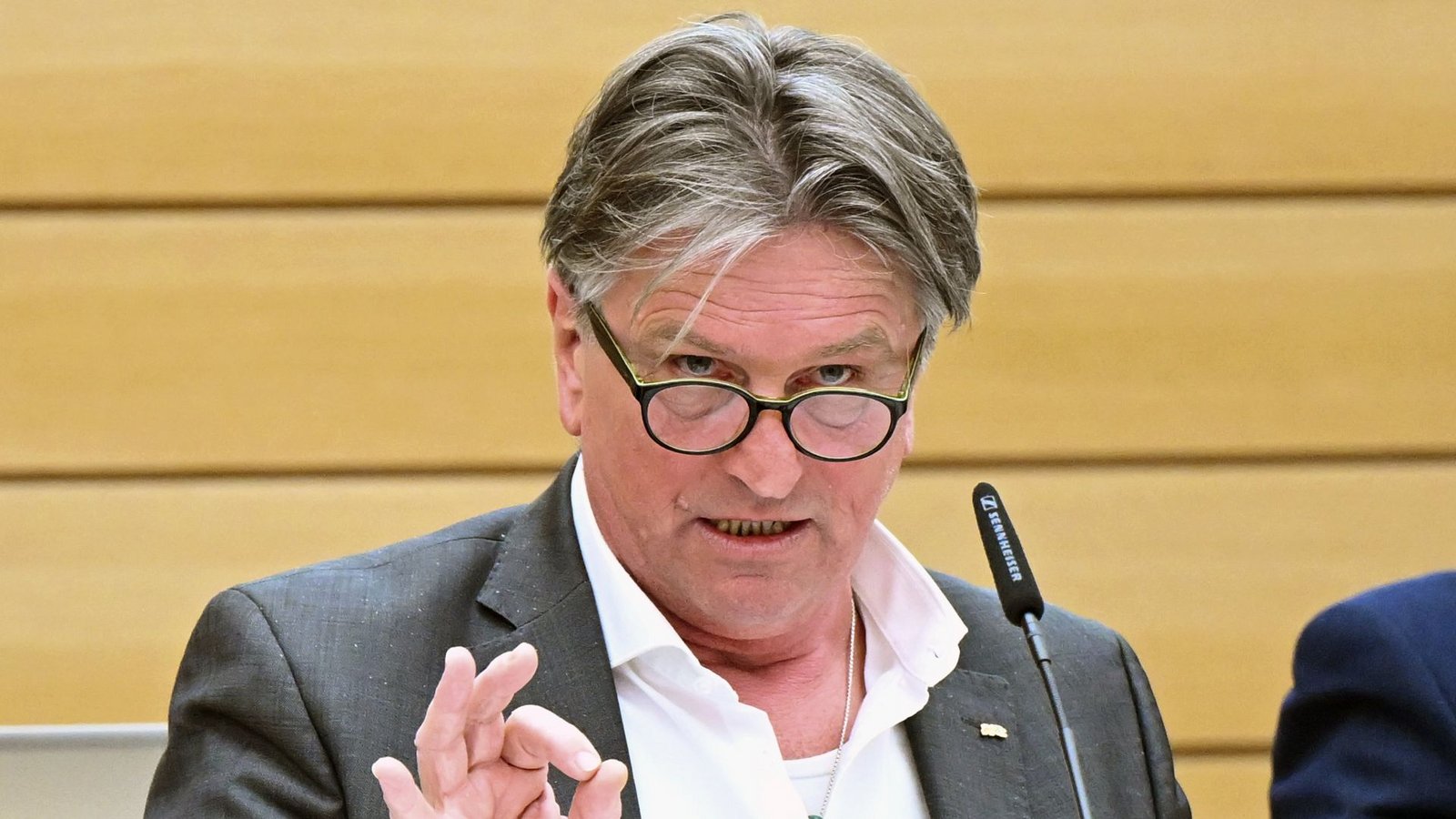 Lässt im Kampf um die Krankenhausreform die Muskel spielen: Baden-Württembergs Gesundheitsminister Manfred Lucha.Foto: dpa/Bernd Weißbrod Lässt im Kampf um die Krankenhausreform die Muskel spielen: Baden-Württembergs Gesundheitsminister Manfred Lucha.Foto: dpa/Bernd Weißbrod