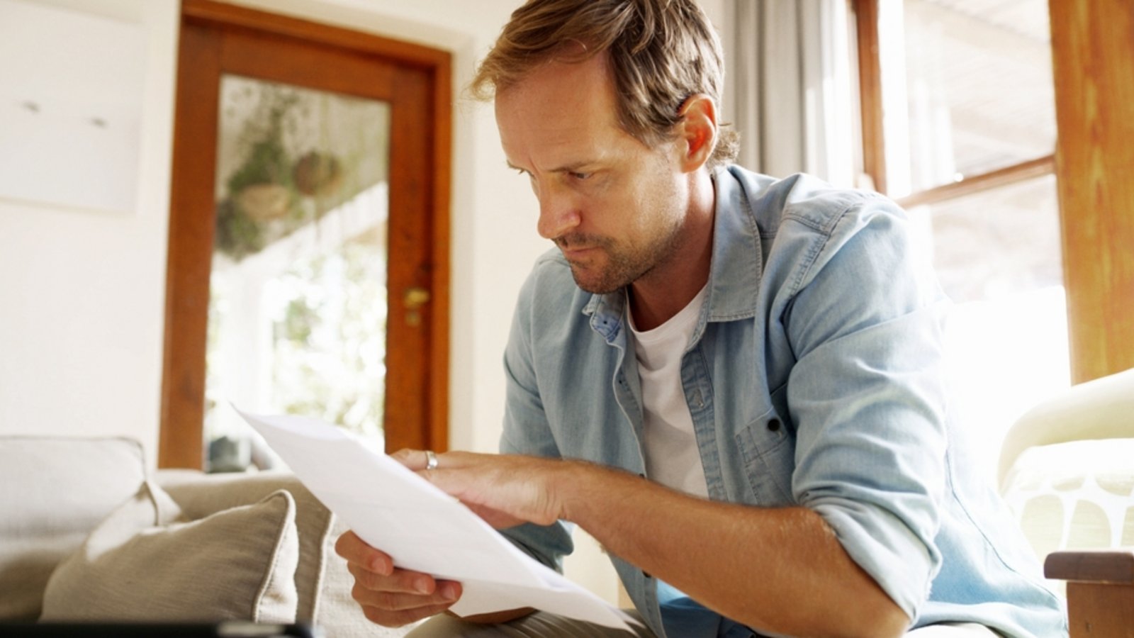 Ab sofort soll es beim Schufa-Score mehr Transparenz geben.Foto: PeopleImages/ Shutterstock