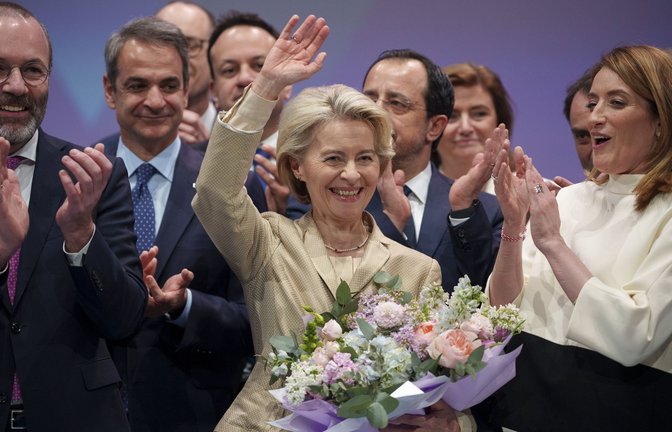 Ursula von der Leyen (mit Blumenstrauß)  will für ein starkes, sicheres, friedliches, wohlhabendes, demokratisches und geeintes Europa kämpfen.<span class='image-autor'>Foto: dpa/Andreea Alexandru</span>