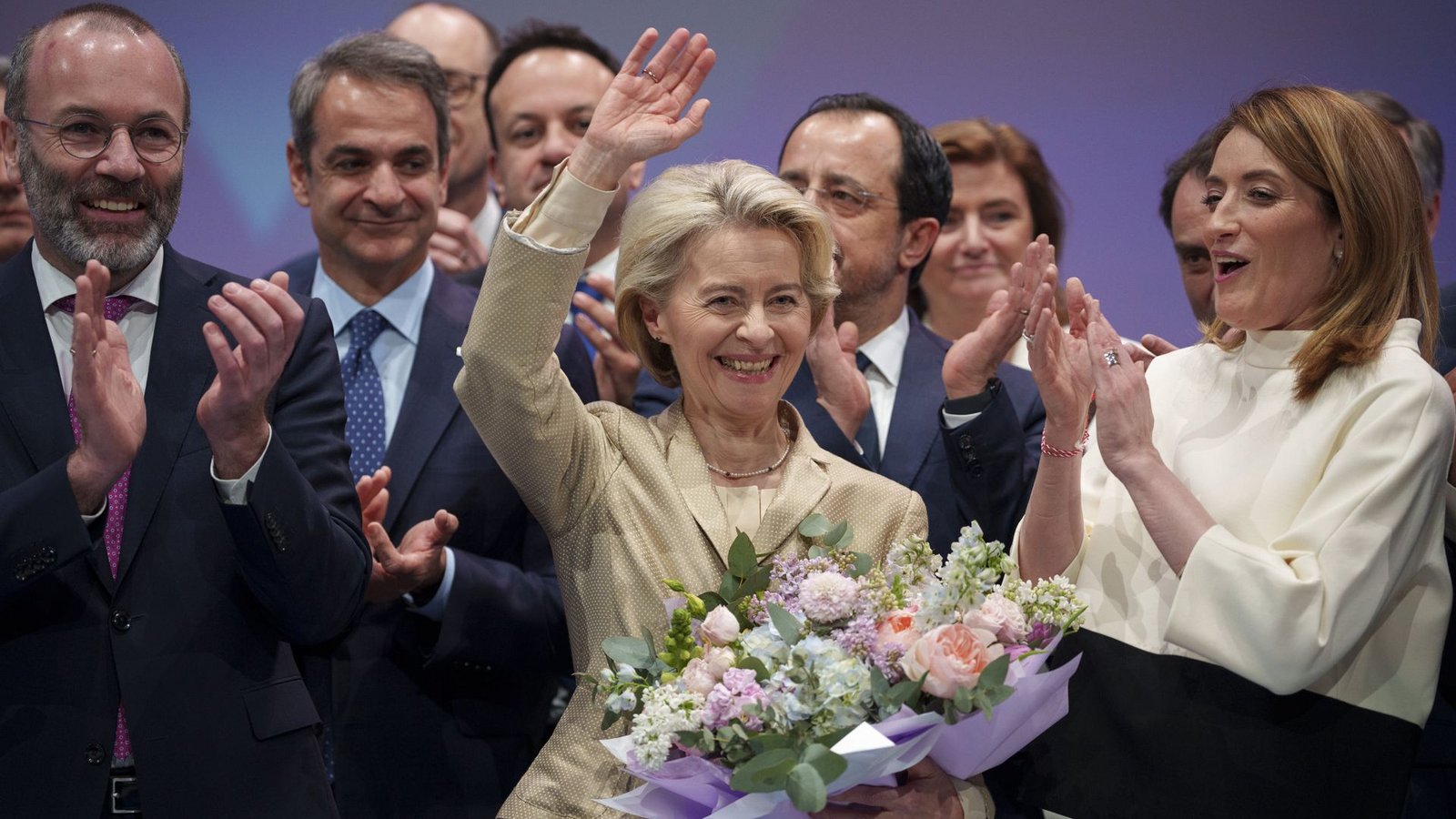 Ursula von der Leyen (mit Blumenstrauß) will für ein starkes, sicheres, friedliches, wohlhabendes, demokratisches und geeintes Europa kämpfen.Foto: dpa/Andreea Alexandru Ursula von der Leyen (mit Blumenstrauß) will für ein starkes, sicheres, friedliches, wohlhabendes, demokratisches und geeintes Europa kämpfen.Foto: dpa/Andreea Alexandru
