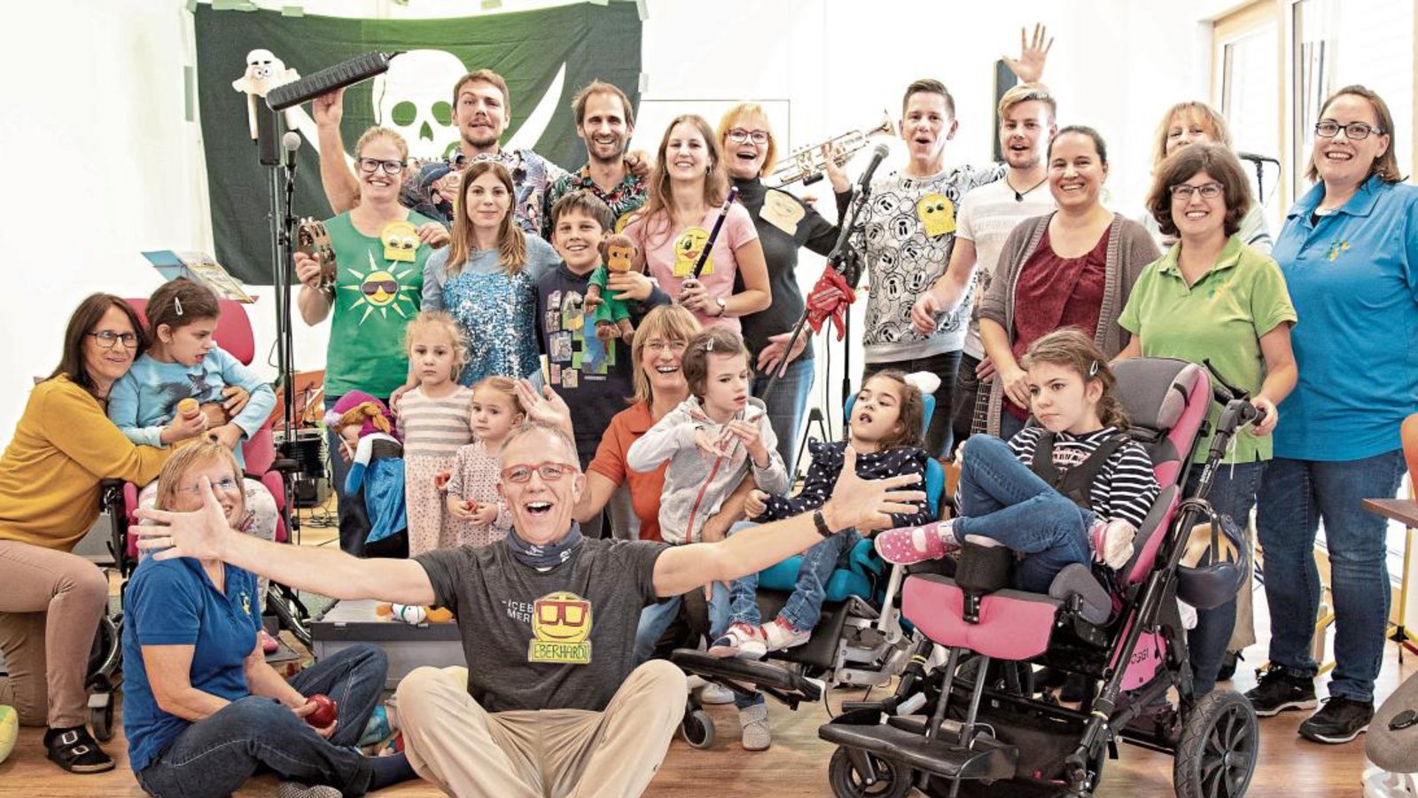Mit Musik bringen die Ehrenamtlichen vom Verein „Musik schenkt Lächeln“ Freude in den Schützinger Lebensweg. Foto: p Mit Musik bringen die Ehrenamtlichen vom Verein „Musik schenkt Lächeln“ Freude in den Schützinger Lebensweg. Foto: p
