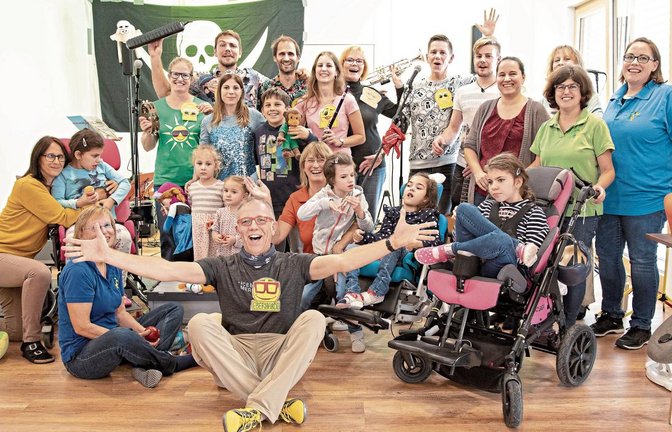 Mit Musik bringen die Ehrenamtlichen vom Verein „Musik schenkt Lächeln“ Freude in den Schützinger Lebensweg.  Foto: p