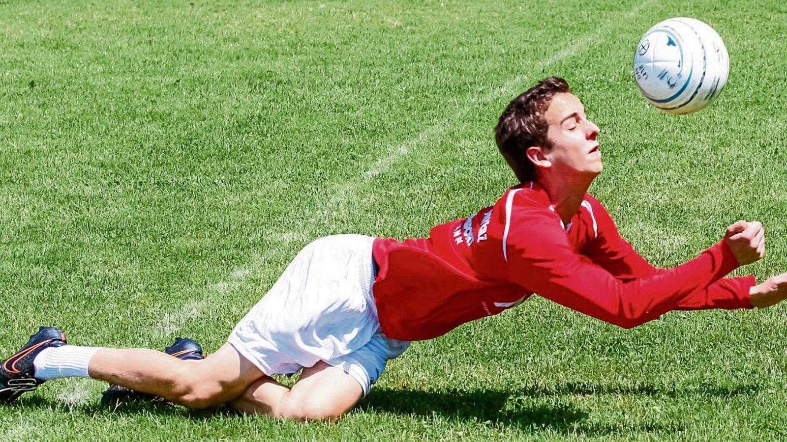 Max Winkler macht sich lang. Im Finale der U-16-DM hat es dennoch nicht ganz gereicht. Die Nachwuchsfaustballer des TV Vaihingen verloren gegen den TV Brettorf knapp. Foto: Archiv/Simecek Max Winkler macht sich lang. Im Finale der U-16-DM hat es dennoch nicht ganz gereicht. Die Nachwuchsfaustballer des TV Vaihingen verloren gegen den TV Brettorf knapp. Foto: Archiv/Simecek