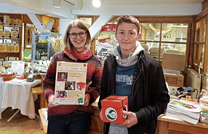 In der Vaihinger Mühle steht ebenfalls einer der Spendenwürfel, wie Katharina Auch und Paul Brandhuber zeigen.  Foto: p