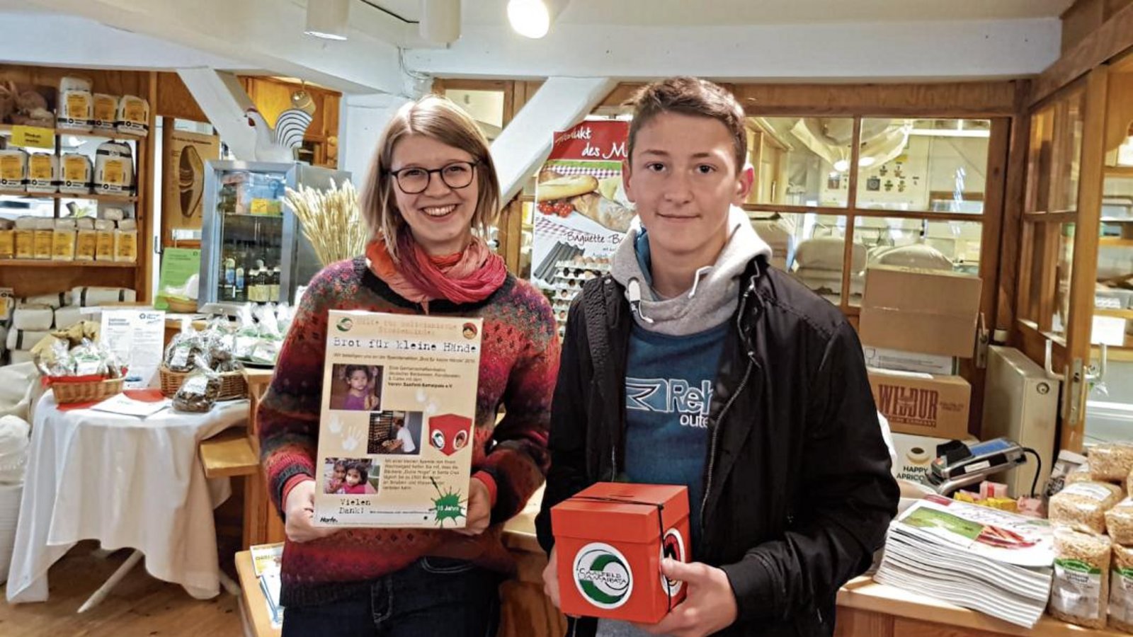 In der Vaihinger Mühle steht ebenfalls einer der Spendenwürfel, wie Katharina Auch und Paul Brandhuber zeigen. Foto: p In der Vaihinger Mühle steht ebenfalls einer der Spendenwürfel, wie Katharina Auch und Paul Brandhuber zeigen. Foto: p