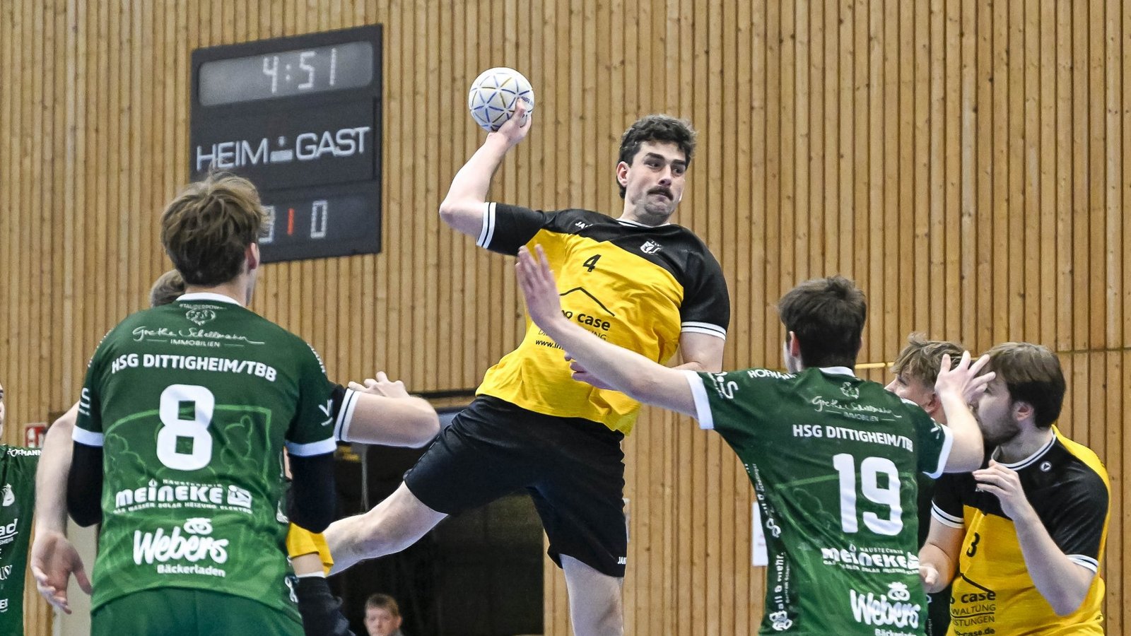 Vergeblich versuchen die Spieler aus Dittigheim den Oberriexinger Jan Gergen (Mitte) zu bremsen. Foto: Leitner