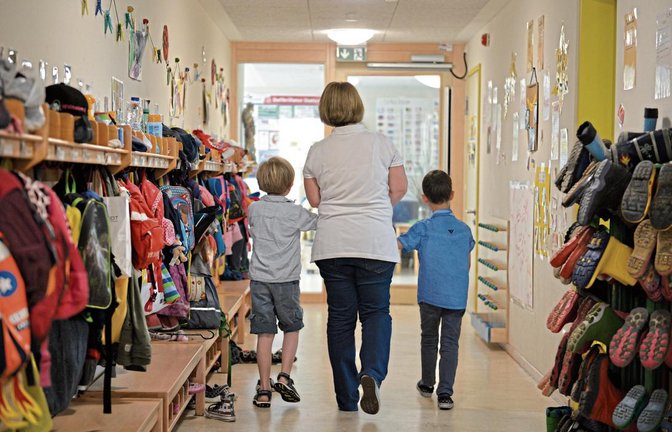 Betreuungskräfte sind auf dem Arbeitsmarkt rar. Auch in Illingen will man deshalb aktiv werden.  Foto: dpa