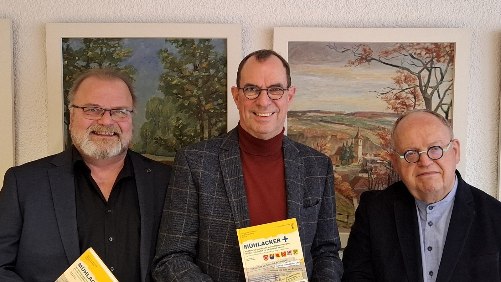 Über das Buch freut sich OB Frank Scheider (Mitte) mit den Autoren Hans-Peter Vaas (links) und Günter Bächle.  Foto: Weimper