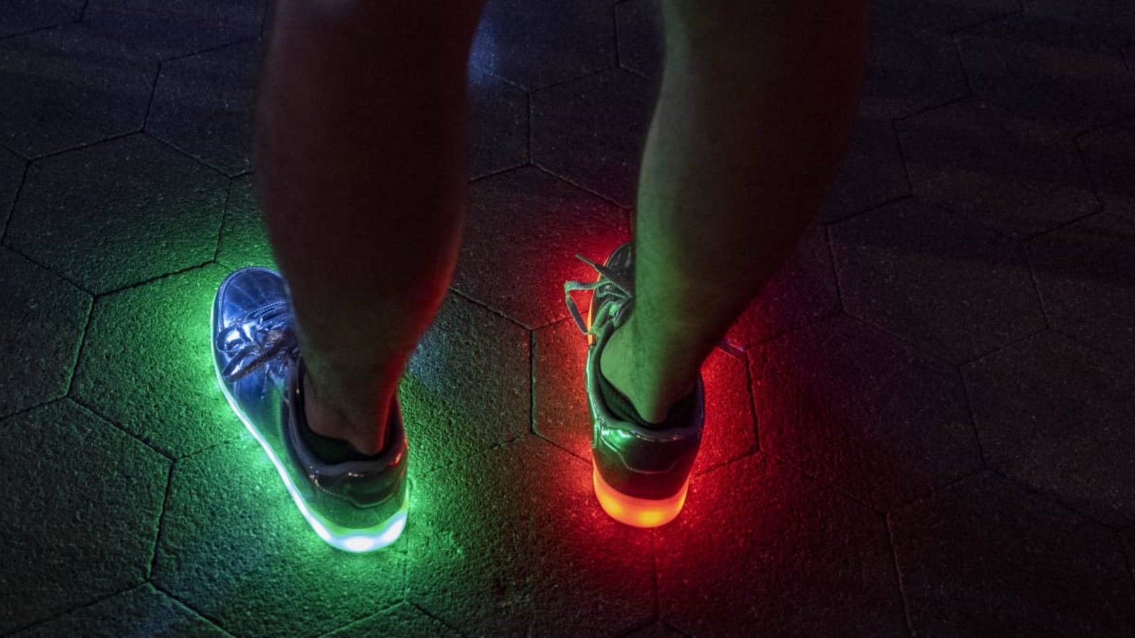 Sneaker für den Auftritt in der Disco - auch das gibt es.Imago/Zuma Milo Hess Sneaker für den Auftritt in der Disco - auch das gibt es.Imago/Zuma Milo Hess