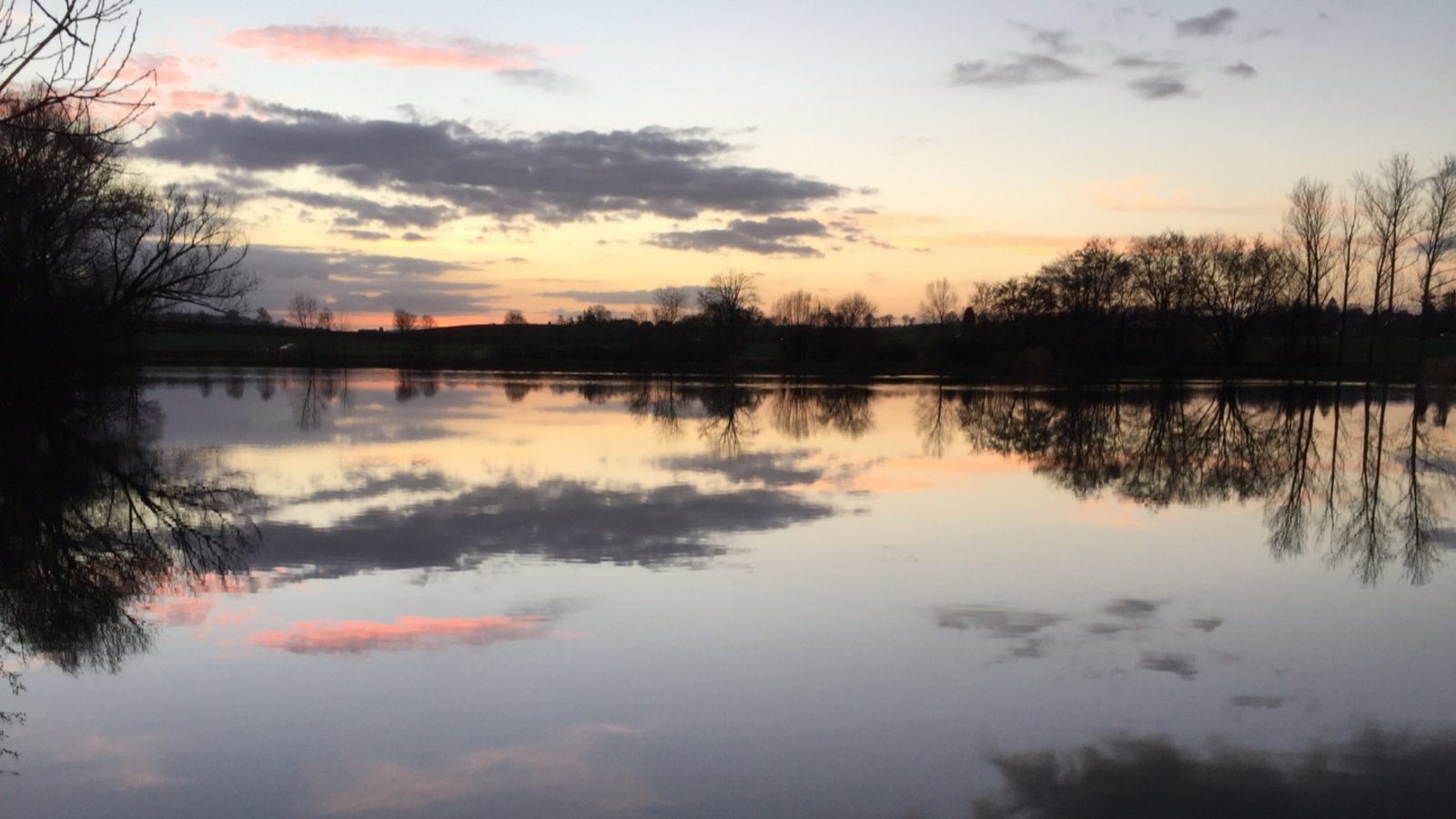 Nach einer langen Wanderung am Samstag ist Claudia Bartsch aus Kleinglattbach dieser abendliche Schnappschuss vom Ensinger See gelungen. Nach einer langen Wanderung am Samstag ist Claudia Bartsch aus Kleinglattbach dieser abendliche Schnappschuss vom Ensinger See gelungen.