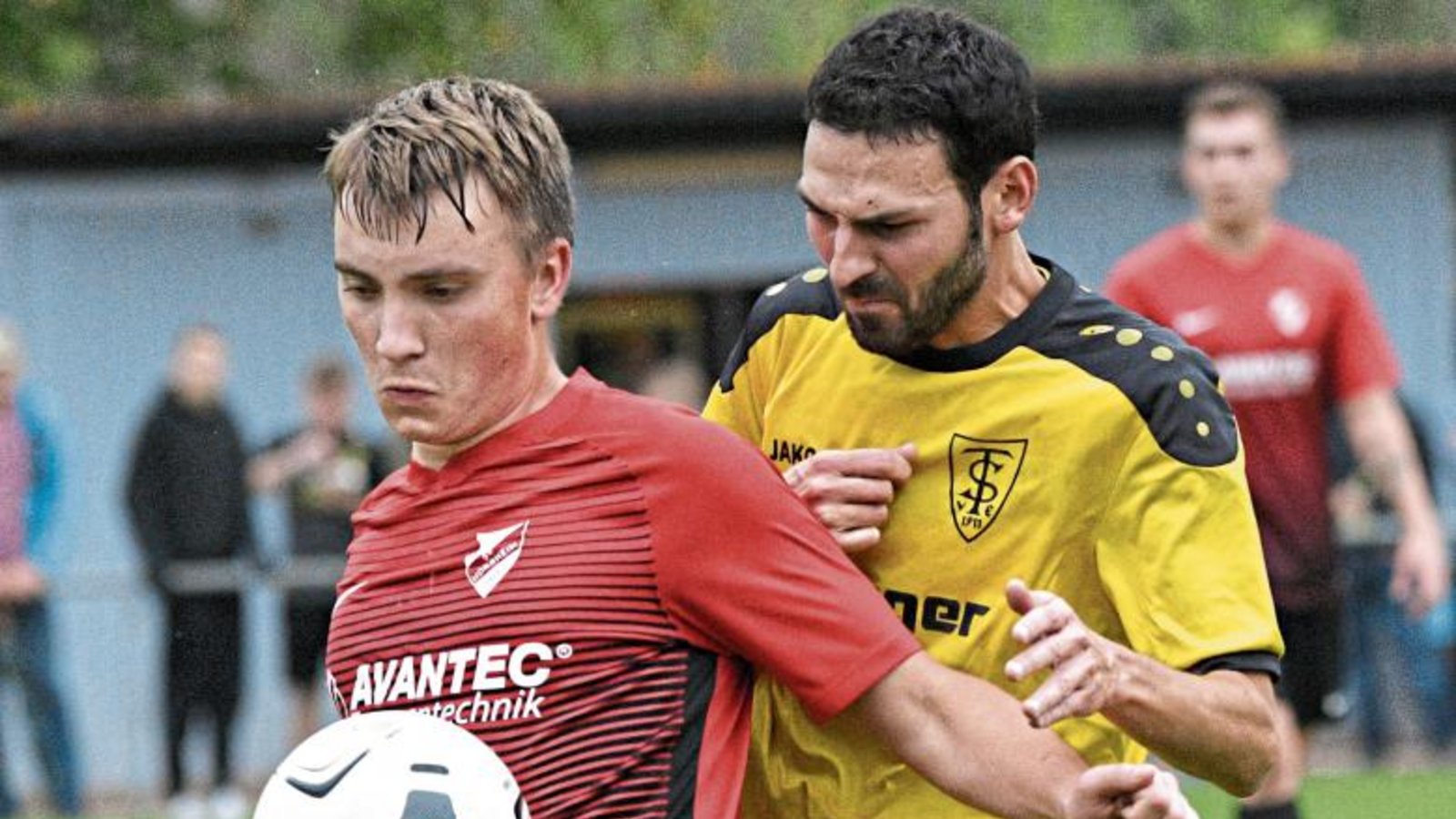 Emil Arnold (rechts) ist der Dauerläufer des SVH. „Wir vor allem auch er sich den Allerwertesten aufreißt und im Mittelfeld marschiert, ist phänomenal“, lobt Trainer Sergej Hilgenberg. Foto: Leitner Emil Arnold (rechts) ist der Dauerläufer des SVH. „Wir vor allem auch er sich den Allerwertesten aufreißt und im Mittelfeld marschiert, ist phänomenal“, lobt Trainer Sergej Hilgenberg. Foto: Leitner