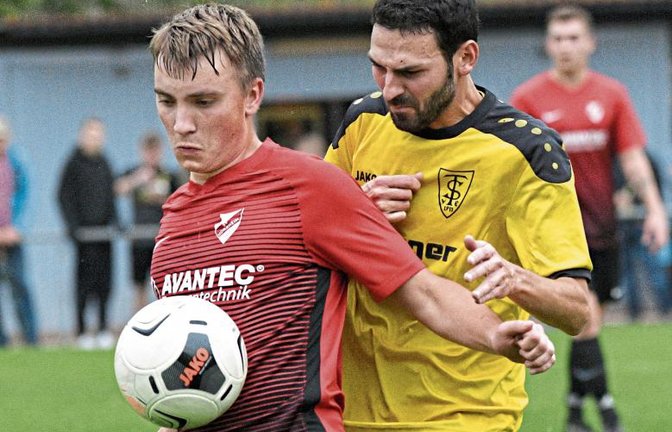 Emil Arnold (rechts) ist der Dauerläufer des SVH. „Wir vor allem auch er sich den Allerwertesten aufreißt und im Mittelfeld marschiert, ist phänomenal“, lobt Trainer Sergej Hilgenberg. Foto: Leitner