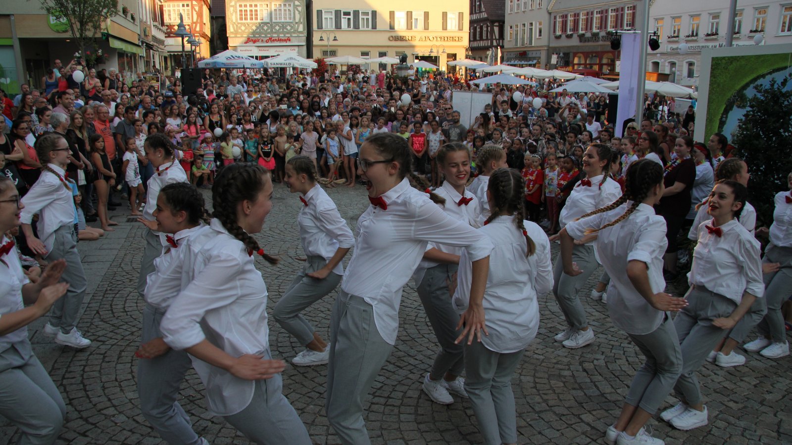 Tanzaufführungen wie hier bei den „City Summer Nights“ im Jahr 2018 soll es auch am kommenden Sonntag geben. Das Programm wurde diesmal auf einen Tag gelegt. Foto: Archiv Tanzaufführungen wie hier bei den „City Summer Nights“ im Jahr 2018 soll es auch am kommenden Sonntag geben. Das Programm wurde diesmal auf einen Tag gelegt. Foto: Archiv