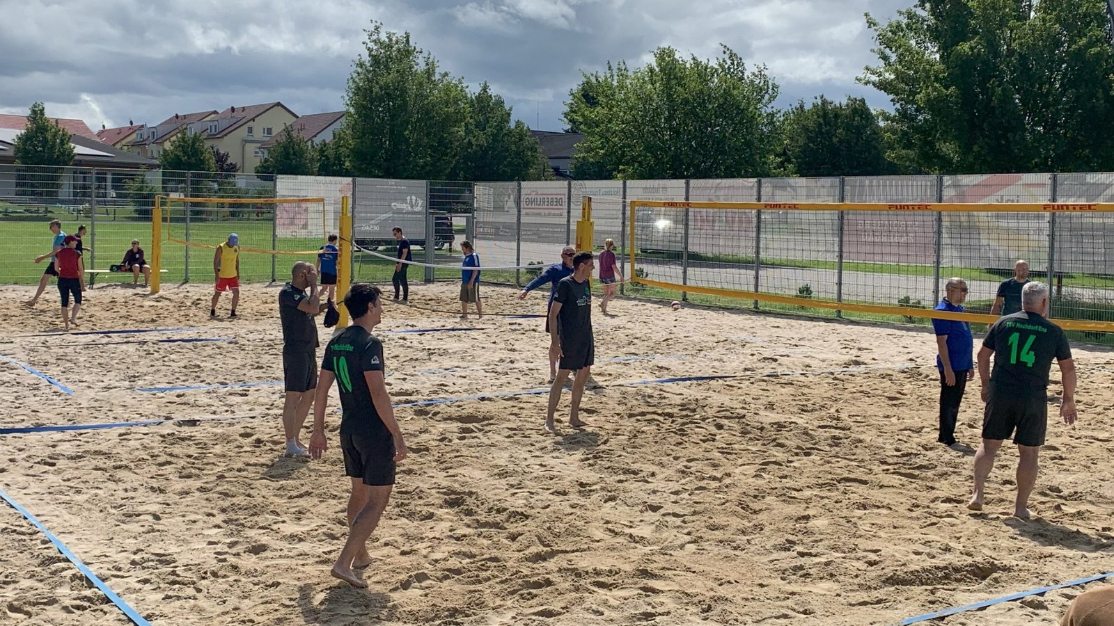 Sportlich: Sechs Teams spielen am Erlebnispark Hochdorf um den Sieg. Foto: p Sportlich: Sechs Teams spielen am Erlebnispark Hochdorf um den Sieg. Foto: p
