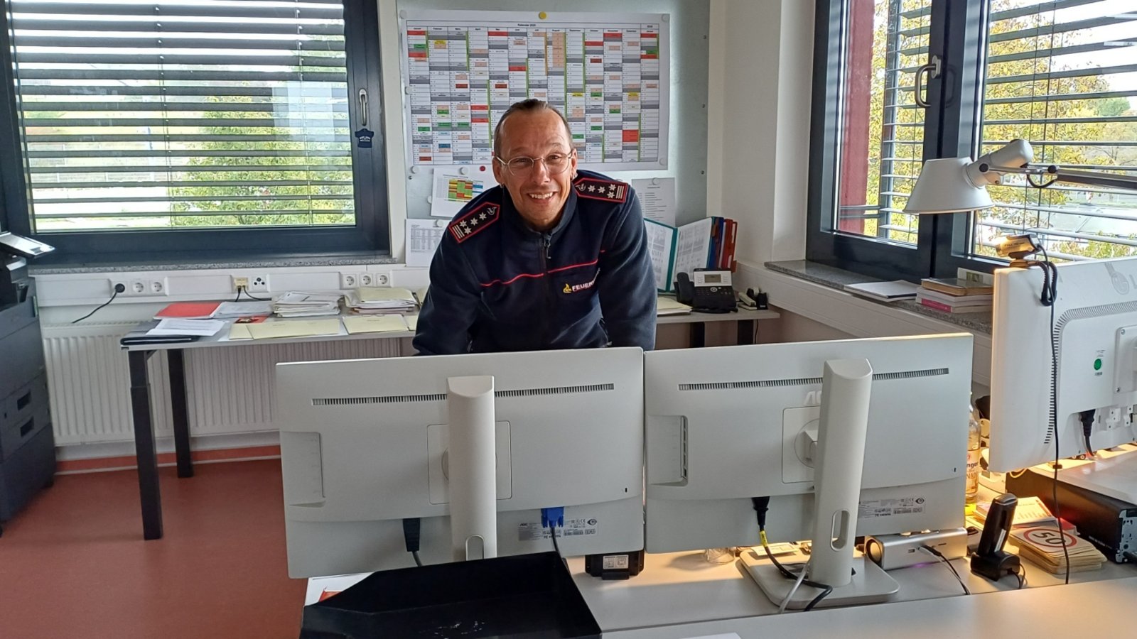 Thomas Korz an seinem Arbeitsplatz in der Vaihinger Feuerwache. Foto: Rücker Thomas Korz an seinem Arbeitsplatz in der Vaihinger Feuerwache. Foto: Rücker