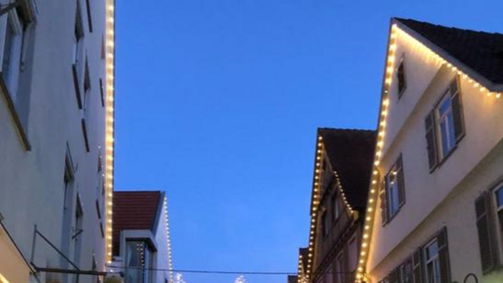 Eine erste neue Lichterkette hatte das City-Management im Advent 2021 schon aufgehängt. In diesem Jahr sollen Sterne dazukommen. Foto: Archiv