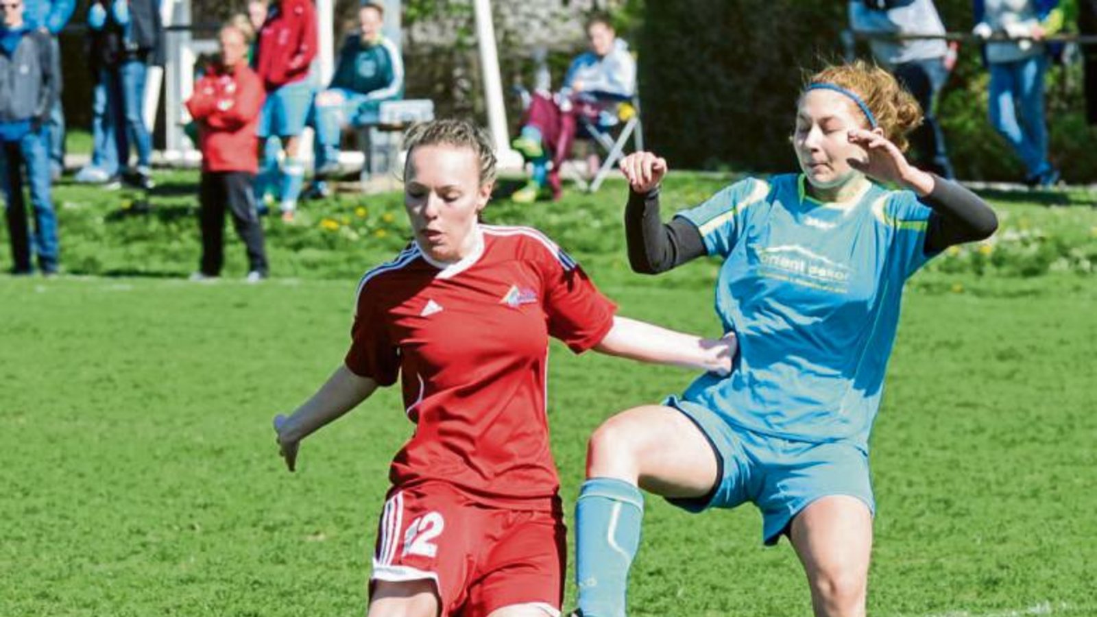 SGM-Spielerin Julia Werler setzt zum Schuß an, ihre Bewacherin Alissa Hering kommt einen Schritt zu spät. Der Ball landete aber über dem Tor der Gäste aus Warmbronn. Foto: Leitner SGM-Spielerin Julia Werler setzt zum Schuß an, ihre Bewacherin Alissa Hering kommt einen Schritt zu spät. Der Ball landete aber über dem Tor der Gäste aus Warmbronn. Foto: Leitner