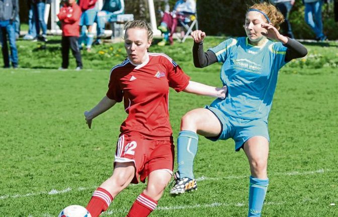 SGM-Spielerin Julia Werler setzt zum Schuß an, ihre Bewacherin Alissa Hering kommt einen Schritt zu spät. Der Ball landete aber über dem Tor der Gäste aus Warmbronn. Foto: Leitner