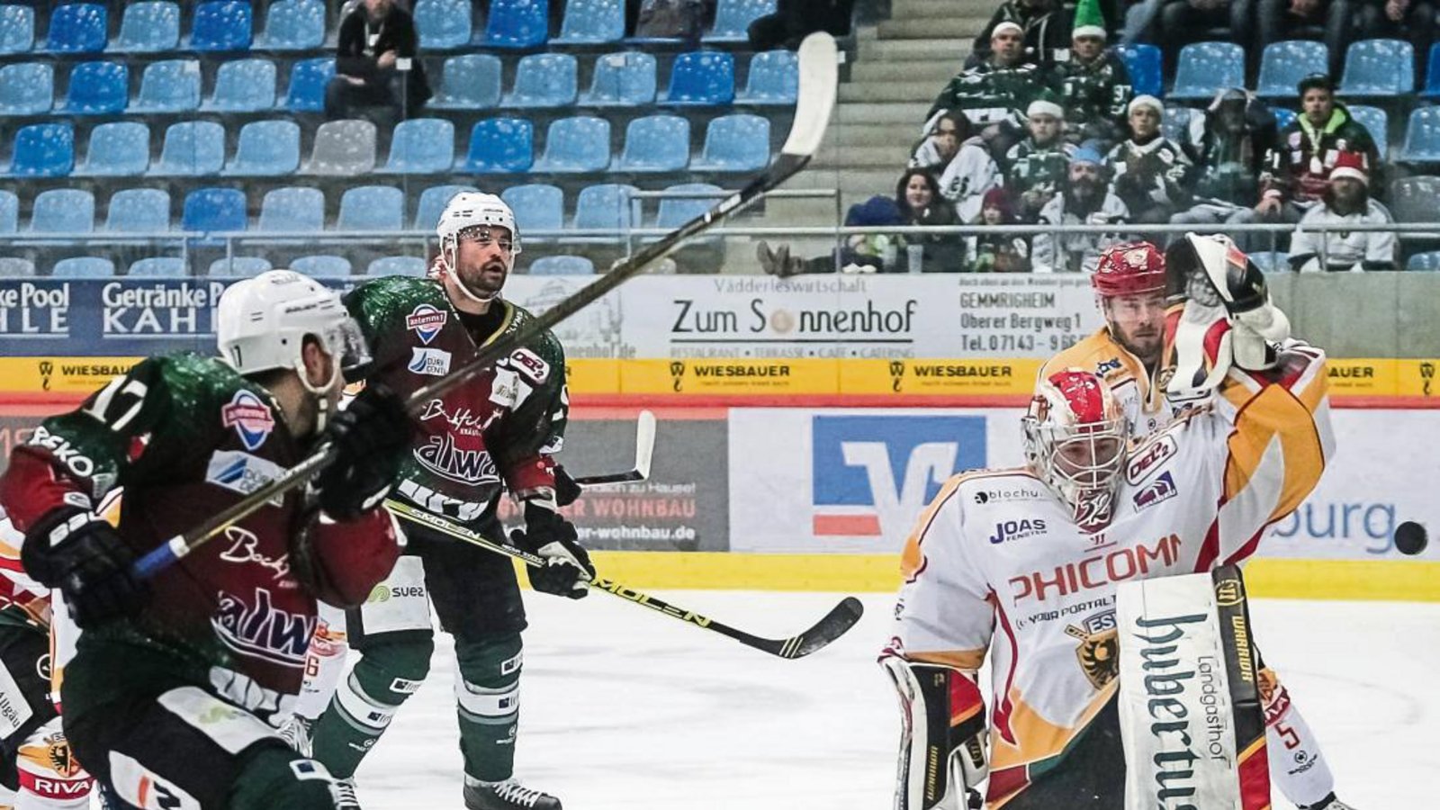 Bietigheims Robin Just (links) überwindet ESVK-Goalie Stefan Vajs zum 1:0. Der Steelers-Stürmer legte dann noch zum 2:0 nach und bereitete drei weitere Treffer beim 6:3-Erfolg im Nachholspiel gegen Kaufbeuren vor. Foto: Simecek