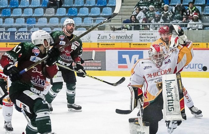 Bietigheims Robin Just (links) überwindet ESVK-Goalie Stefan Vajs zum 1:0. Der Steelers-Stürmer legte dann noch zum 2:0 nach und bereitete drei weitere Treffer beim 6:3-Erfolg im Nachholspiel gegen Kaufbeuren vor. Foto: Simecek