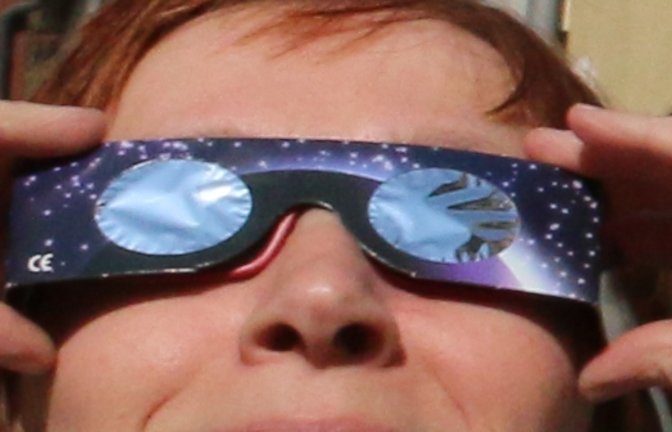 partielle Sonnenfinsternis 2015, drei Sonnenanbeter mit Sofi-Brillen am Vaihinger Marktplatz