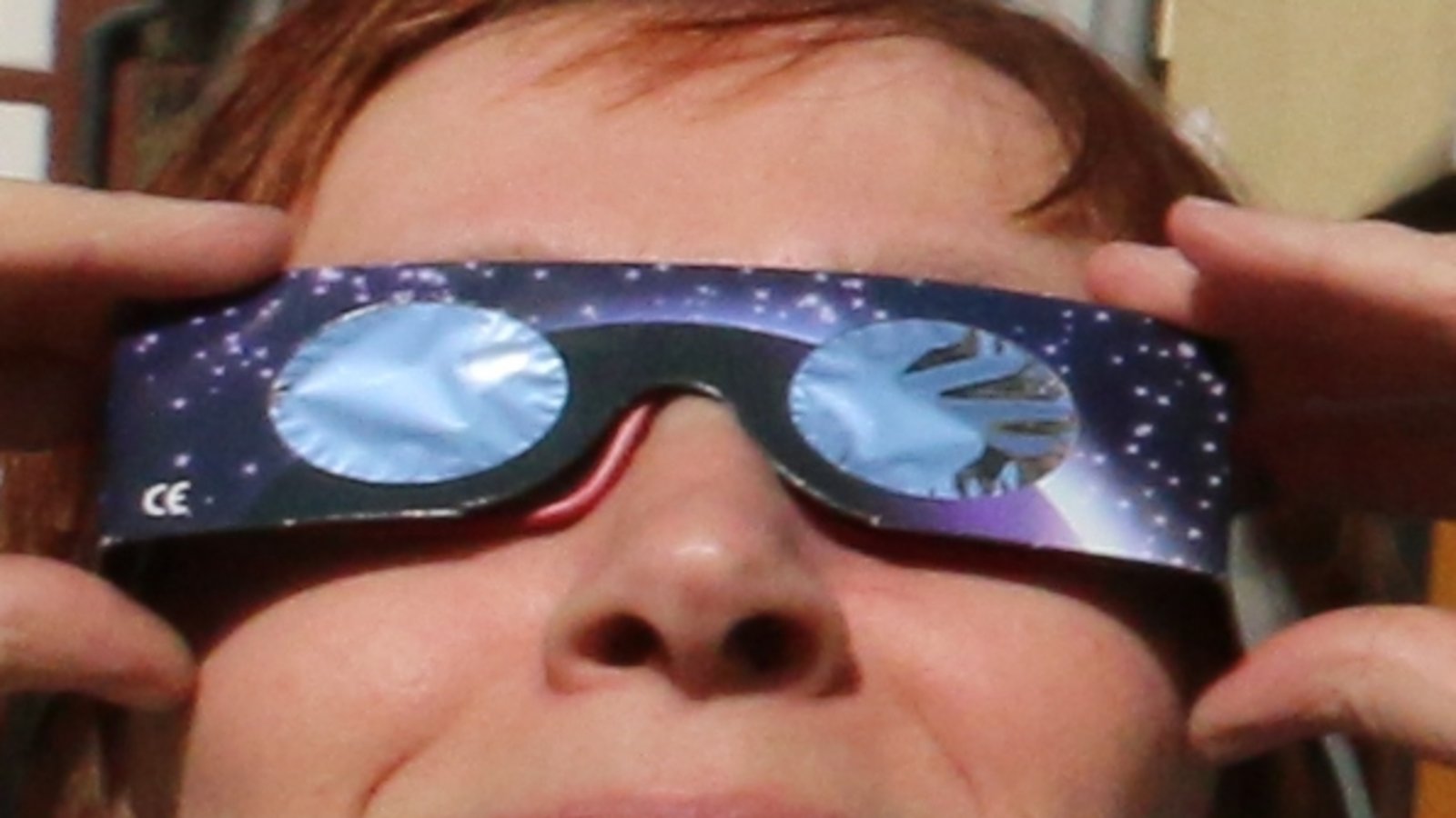 partielle Sonnenfinsternis 2015, drei Sonnenanbeter mit Sofi-Brillen am Vaihinger Marktplatz