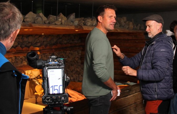 Vorbereitungen für die Aufnahme: Das Filmteam des SWR leuchtet die Grabkammer im Keltenmuseum aus und sorgt für den richtigen Ton.