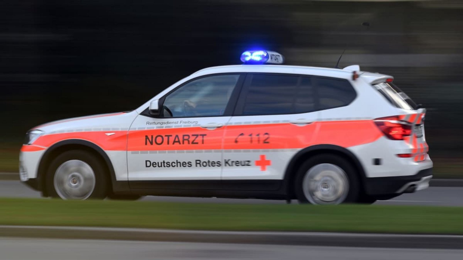 Ein Mensch wurde bei dem Unfall am Sonntagfrüh verletzt. (Symbolbild)Patrick Seeger/dpa Ein Mensch wurde bei dem Unfall am Sonntagfrüh verletzt. (Symbolbild)Patrick Seeger/dpa