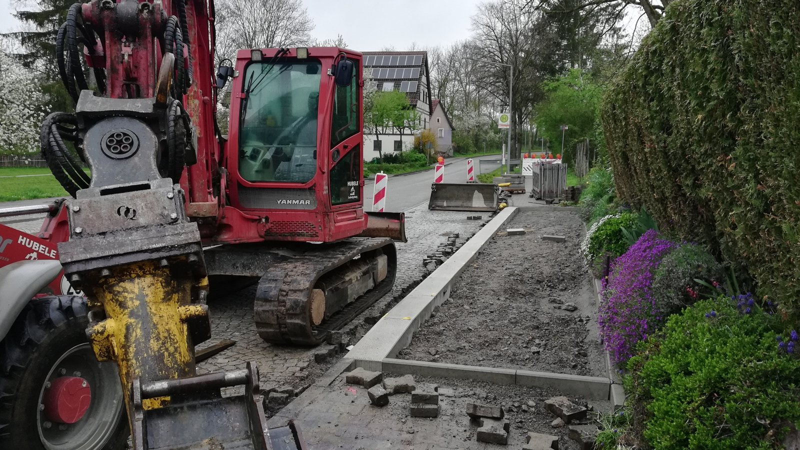 Zehn Bushaltestellen werden in diesem Jahr in Vaihingen barrierefrei umgebaut, 2025 sollen weitere zwölf folgen. In dieser Woche wurde in Horrheim (Maulbronner Straße) mit den Arbeiten begonnen.  Foto: Arning