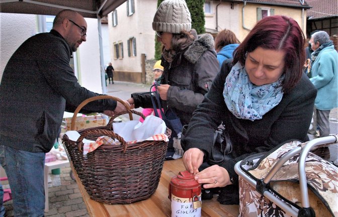 Eifrig steckten die Käuferinnen und Käufer noch was ins Spendenkässchen.