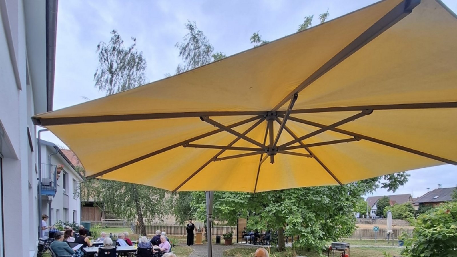 Geschützt vor der Sonne feiern die Bewohnerinnen und Bewohner ihr Sommerfest im Hof des Hochdorfer Pflegeheimes. Foto: p Geschützt vor der Sonne feiern die Bewohnerinnen und Bewohner ihr Sommerfest im Hof des Hochdorfer Pflegeheimes. Foto: p