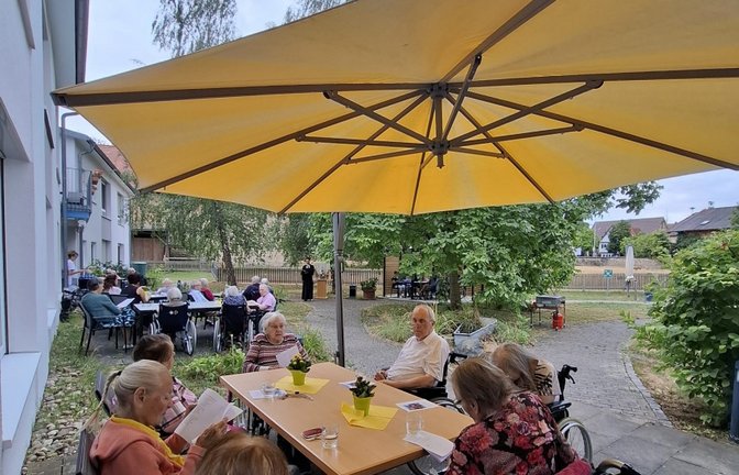 Geschützt vor der Sonne feiern die Bewohnerinnen und Bewohner ihr Sommerfest im Hof des Hochdorfer Pflegeheimes.  <span class='image-autor'>Foto: p</span>
