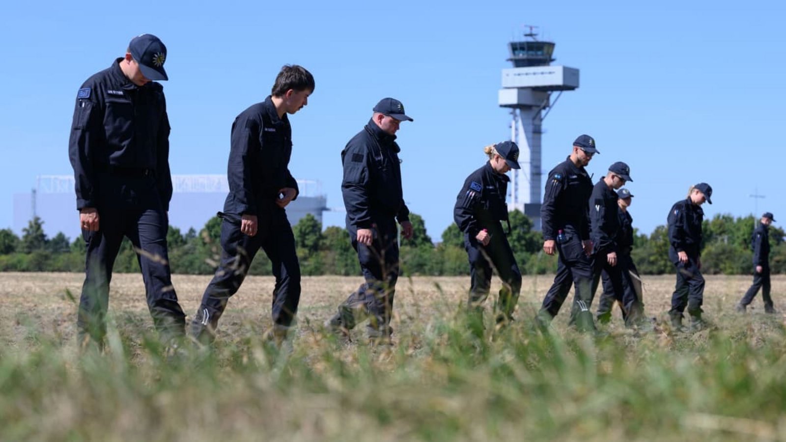 Polizisten suchen nach dem Vorfall am Flughafen Leipzig/Halle die Umgebung ab. Auf einem angrenzenden Feld wurden sie offenbar fündig.Hendrik Schmidt/dpa Polizisten suchen nach dem Vorfall am Flughafen Leipzig/Halle die Umgebung ab. Auf einem angrenzenden Feld wurden sie offenbar fündig.Hendrik Schmidt/dpa