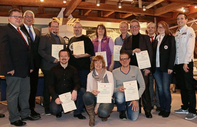 Bürgermeister Peter Schäfer (Zweiter von links) mit den Geehrten und den Vertretern des DRK-Ortsvereins.  Foto: Rücker