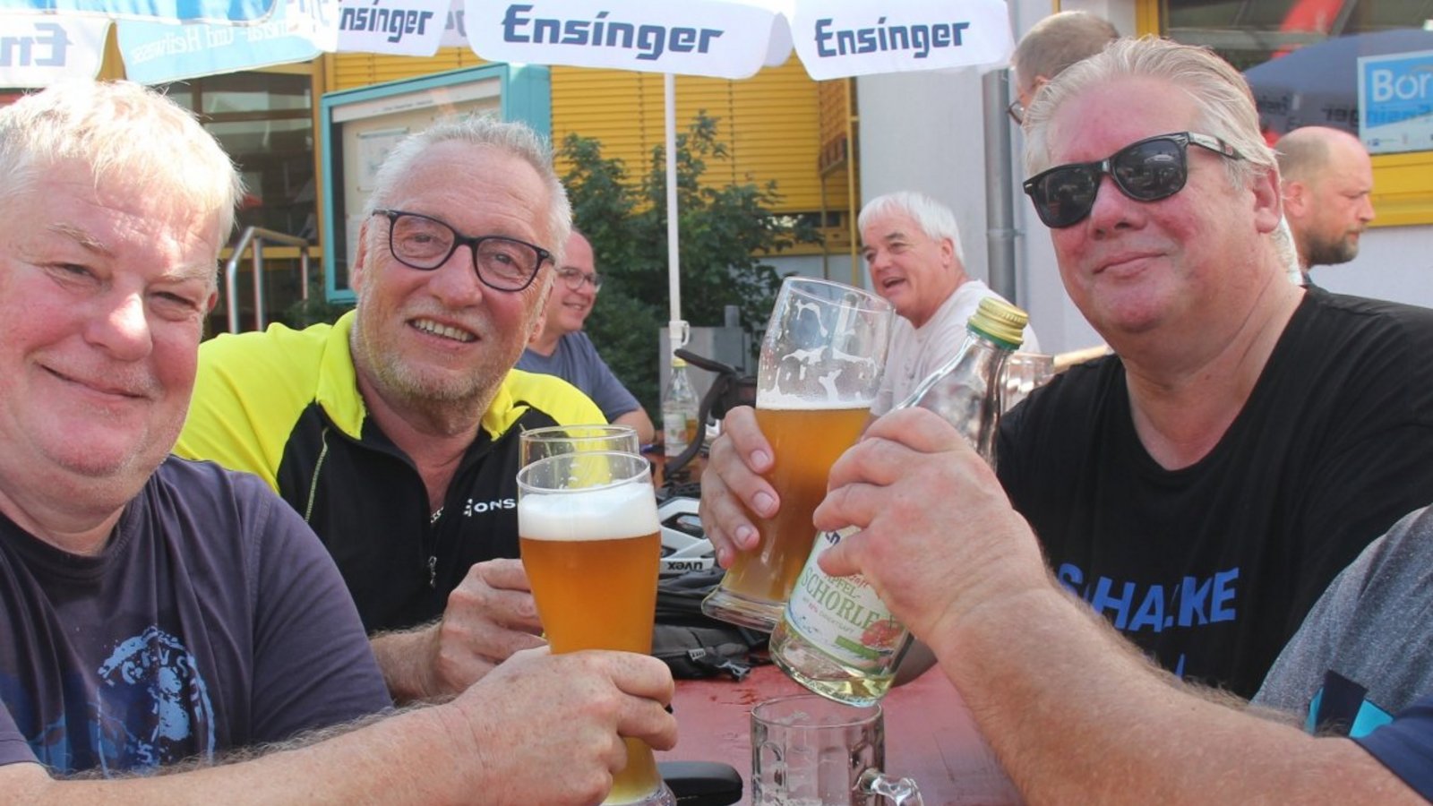 Zwei sind mitgeradelt, die anderen beiden unterstützen bei der Hocketse (von links): Klaus Steinhülb, Klaus Kaiser, Detlef Preissler und Armin Roth.