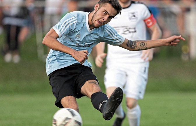 Luis Buchenroth gibt eine Vorlage im gestrigen Abendspiel, doch vor dem Gästetor findet er zu keiner Zeit den passenden Abnehmer. Foto: Küppers